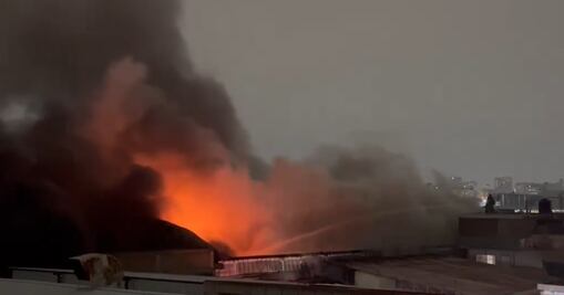 Incendio en inmediaciones del Mercado de Jamaica: evacúan más de 100 personas