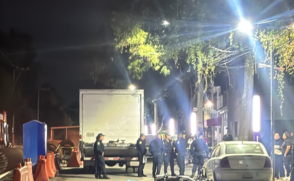 En Azcapotzalco, baches lo tumban de la moto y un torton le da el tiro de gracia
Foto: especial
