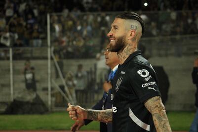 Permisivo y parcial: El árbitro protege a Sergio Ramos en la derrota de Pumas