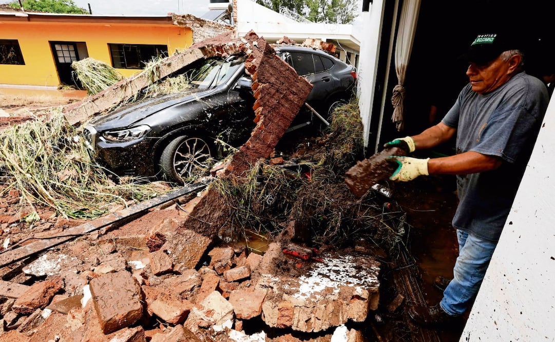 Afectados remueven escombros, tras la crecida del Río Zapotlanejo, en Jalisco. Foto: AFP