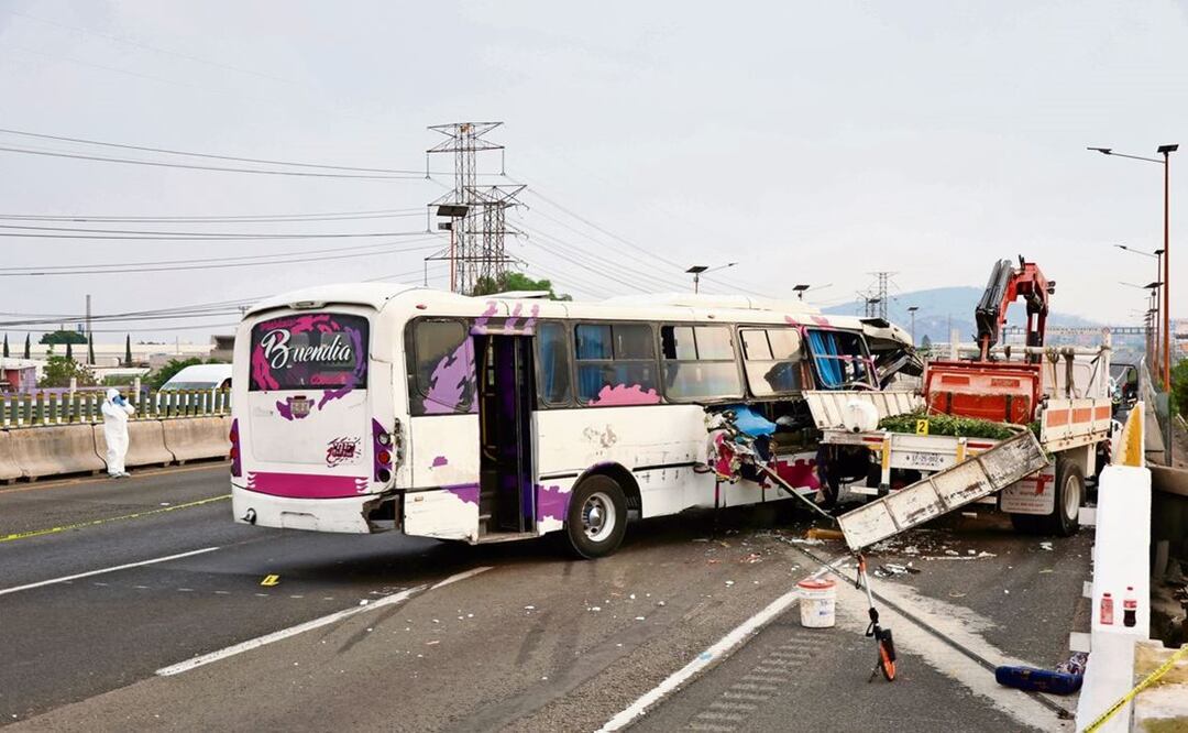 Chofer borracho le causa la muerte a pasajero tras estamparse contra una grúa, en Ecatepec
