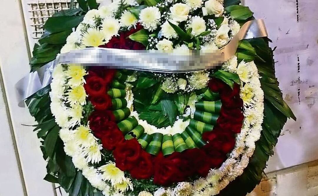 Amenazan a dos profesoras con una corona floral afuera de una secundaria, en CDMX