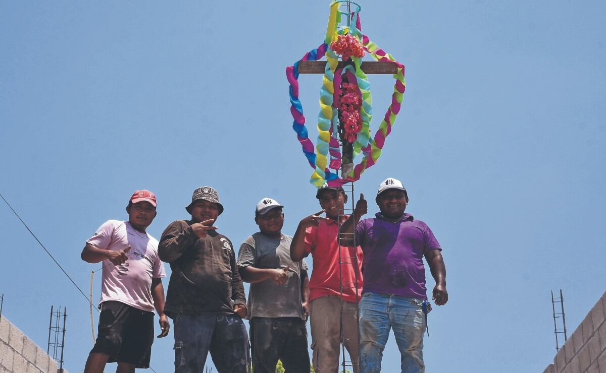 Hoy 3 de mayo Día de la Santa Cruz albañiles celebran con misa comida ...