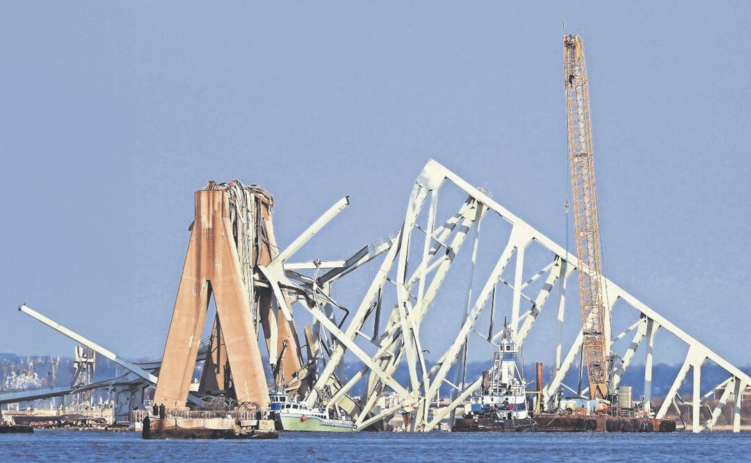 Utilizan grúa gigantesca para remover escombros de la tragedia en el puente de Baltimore