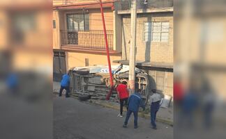 Mueren dos personas en volcadura de combi en Los Reyes: chofer iba a exceso de velocidad