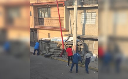 Mueren dos personas en volcadura de combi en Los Reyes: chofer iba a exceso de velocidad