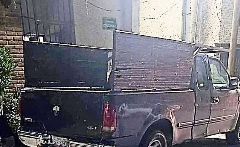 ¡Encueradito! Hallan cuerpo de un hombre debajo de una camioneta en Tlalnepantla
