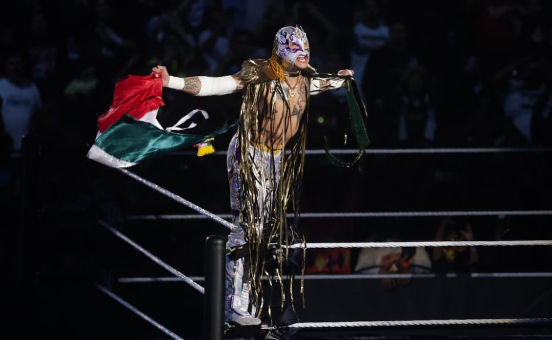 Rey Fénix celebrando sobre las cuerdas con la bandera de México
Fotos: Carlos Mejía | El Gráfico