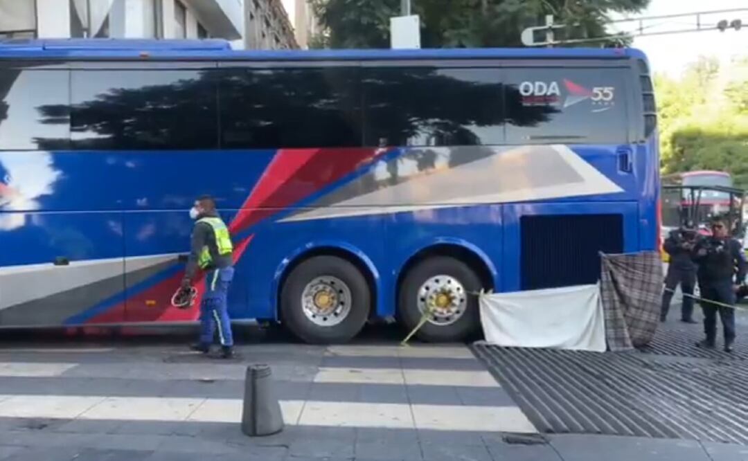 Hombre viajaba en patín y se lo llevó el diablo aplastado por un bus en el Centro de la CDMX