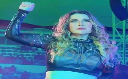 Alicia Villarreal hace señal de auxilio arriba del escenario, tras ser golpeada por su esposo 