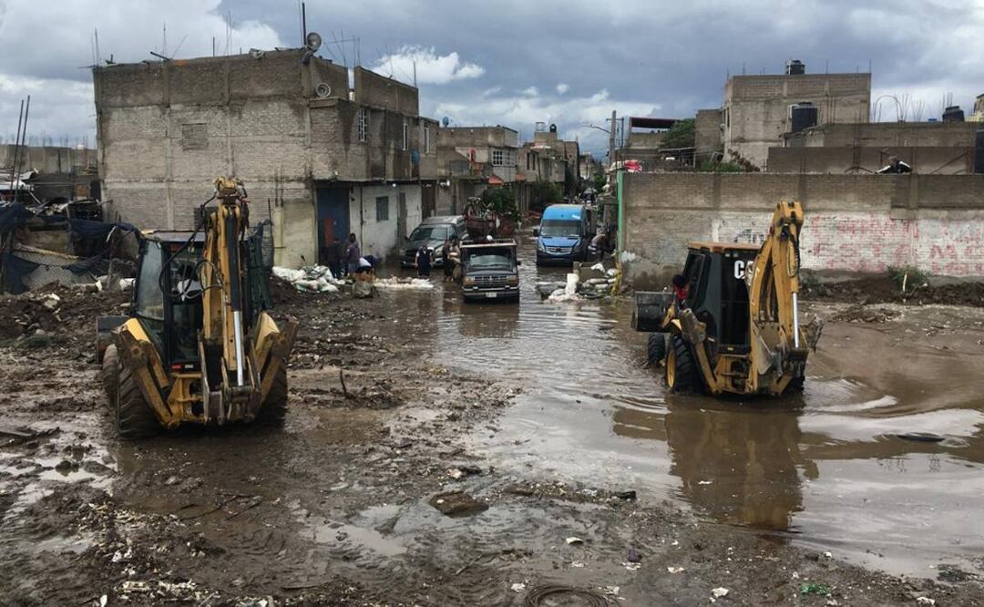 Calles inundadas de aguas negras por desbordamiento de canales en Chimalhuacán, Edomex