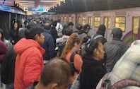 ¿Qué pasa en el Metro CDMX? Reportan saturación y retrasos en tres Líneas este viernes