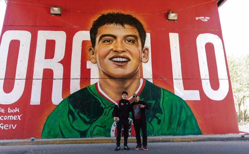 Gerardo pinta en murales a campeones deportivos en Tijuana, busca transmitir noticias positivas