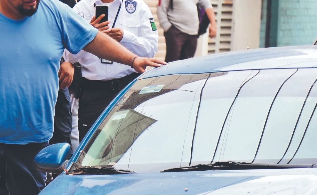Dos amigos mueren dentro de un auto tras noche de alcohol, en Azcapotzalco