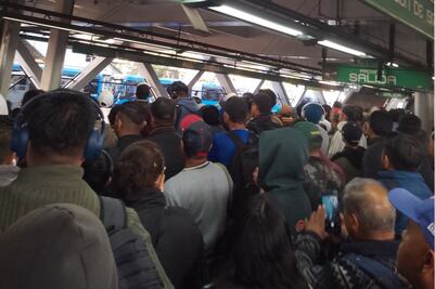 Caos en el Metro CDMX: Línea 8 saturada y detenida ¿Qué está pasando?