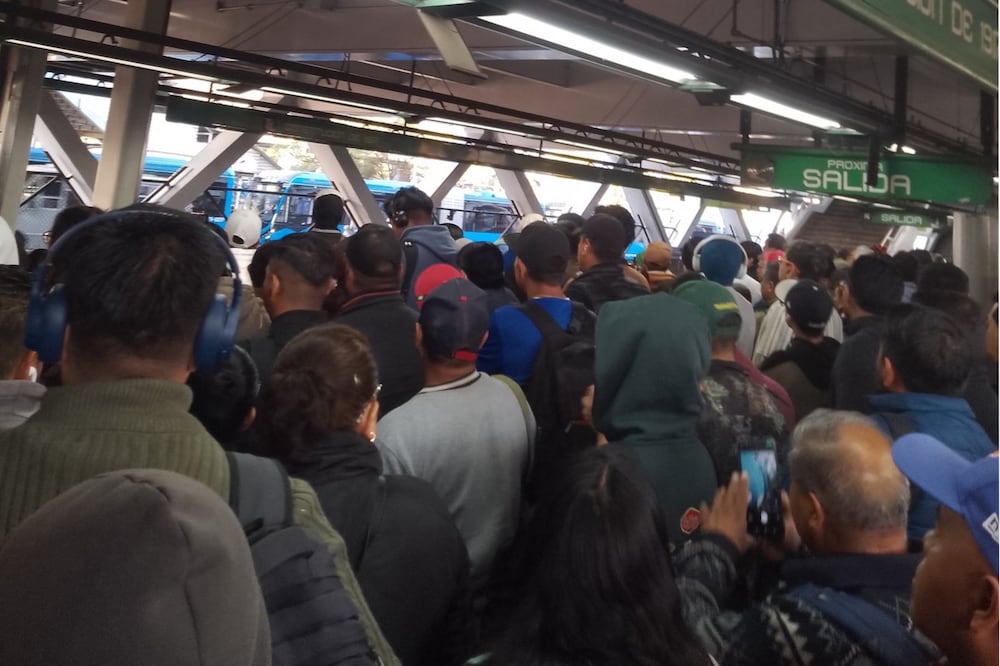 Caos en el Metro CDMX: Línea 8 saturada y detenida ¿Qué está pasando? (Foto: @JoseJosehh79 )