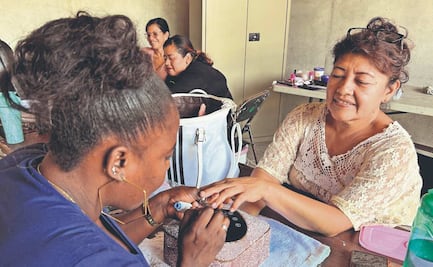 Clases, talleres y apoyo: así resisten mujeres migrantes la espera en Tapachula