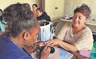 Clases, talleres y apoyo: así resisten mujeres migrantes la espera en Tapachula