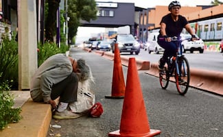¡Lo dejan en visto! Adulto mayor se desvanece sobre Calzada de Tlalpan en la alcaldía Benito Juárez