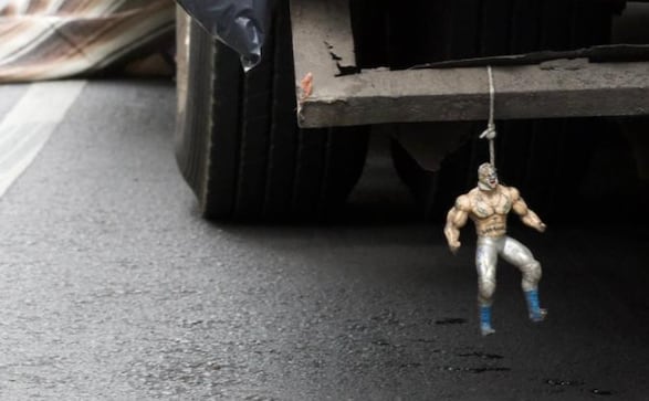 ¡Destrozada bajo toneladas! Motociclista muere aplastada por camión de basura en la Roma