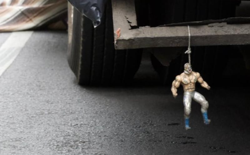 ¡Destrozada bajo toneladas! Motociclista muere aplastada por camión de basura en la Roma