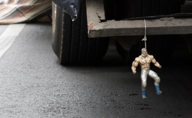 ¡Destrozada bajo toneladas! Motociclista muere aplastada por camión de basura en la Roma