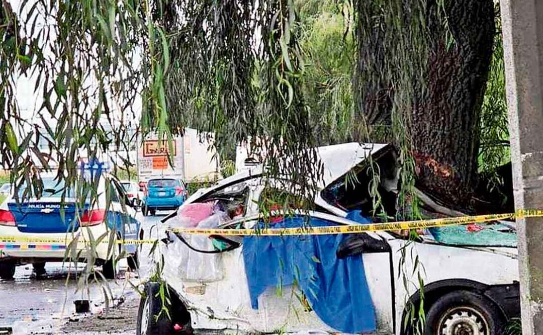 Pareja deja la vida en un árbol, tras perder el control y dar varias vueltas en Edomex
