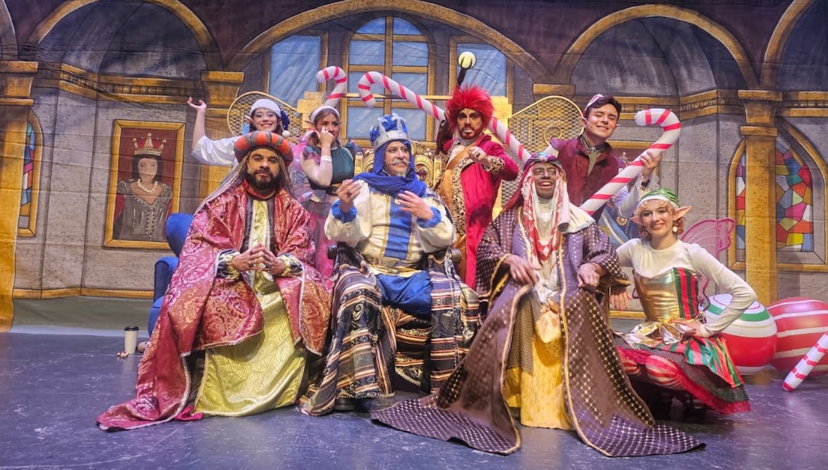 Los Reyes Magos llegan al teatro y piden ayuda a los niños para salvar la Navidad. Foto: (Especial)