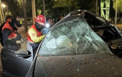 Mujer muere prensada tras chocar en Periférico Oriente; su familiar sobrevive