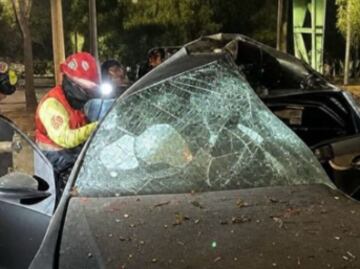 Mujer muere prensada tras chocar en Periférico Oriente; su familiar sobrevive