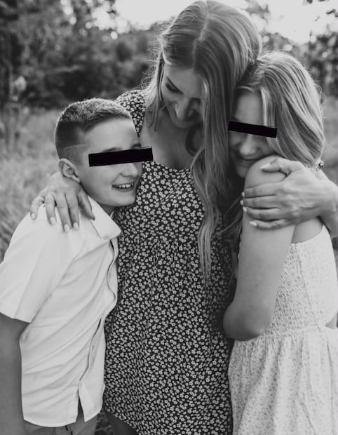 Sara Gilson junto a sus hijos (Vía: Instagram)