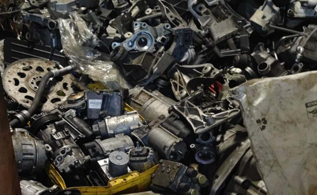 Aseguran 40 toneladas de autopartes robadas y 17 autos de lujo, en CDMX