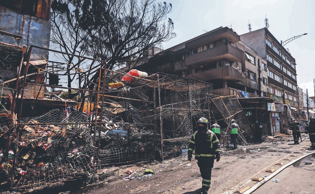 Mercado de Sonora: Locatarios inician limpieza tras fuerte incendio en Venustiano Carranza
Imagen: Diego Simón I El Gráfico