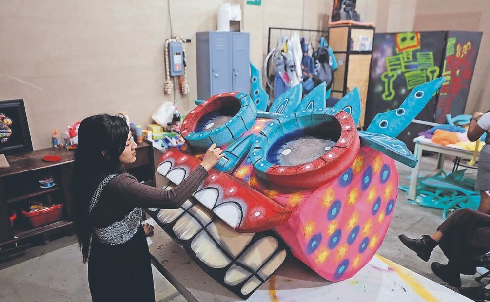 Artesanos de la CDMX llenan de color el Desfile de Día de Muertos con arte en cartonería
Imagen: GABRIEL PANO. EL GRÁFICO