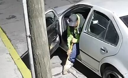 VIDEO: Ladrón de poca fuerza intenta robar una coladera en Chalco y termina huyendo derrotado
