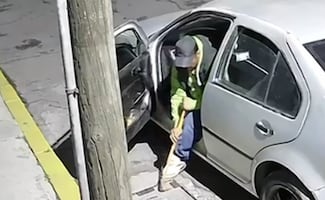 VIDEO: Ladrón de poca fuerza intenta robar una coladera en Chalco y termina huyendo derrotado