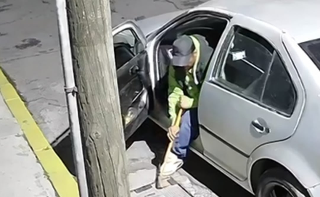 VIDEO: Ladrón de poca fuerza intenta robar una coladera en Chalco y termina huyendo derrotado (Foto: X)