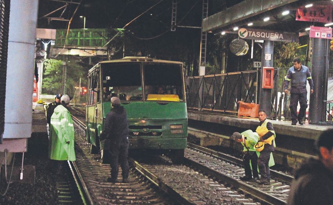 MICROBÚS queda varado en vías del TREN LIGERO en Huipulco, por inundaciones