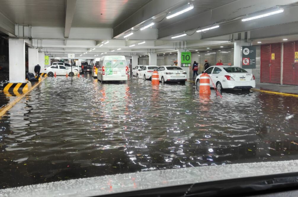 Inundación en el AICM (Foto: X)