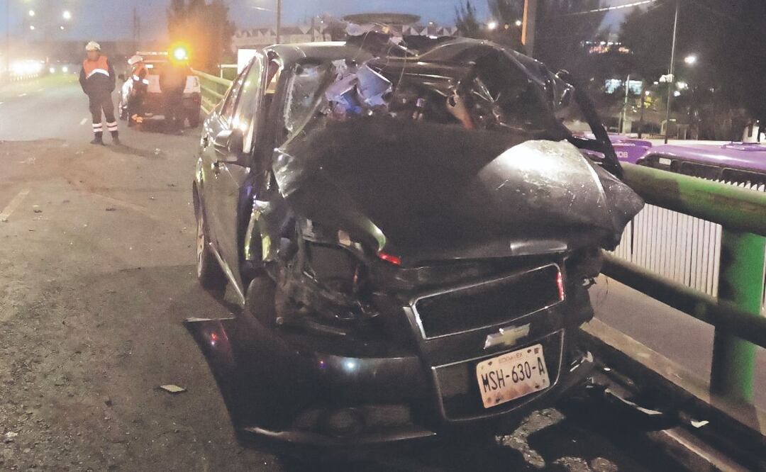 Conductor se estampa contra muro de contención y queda incrustado, en Iztapalapa