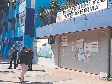 Padres se dan duro por sus chiquitos dentro de una secundaria de la Gustavo A Madero