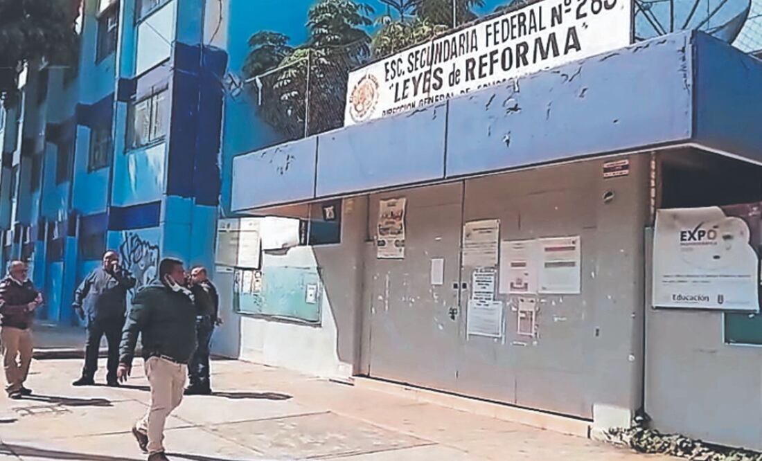 Padre se pelean dentro de una secundaria de la Gustavo A Madero. Foto: (Especial)