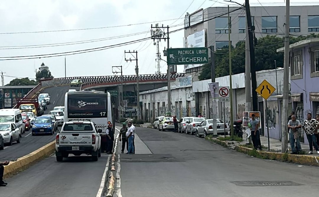 Motociclistas embarran la vida en carril del Mexibús tras ser aventados por un auto, en Ecatepec