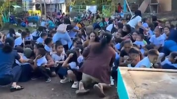 VIDEO: Niños lloran y se abrazan mientras colapsa estructura escolar durante el terremoto en Filipinas