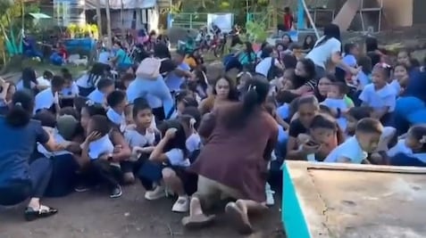 VIDEO: Niños lloran y se abrazan mientras colapsa estructura escolar durante el terremoto en Filipinas