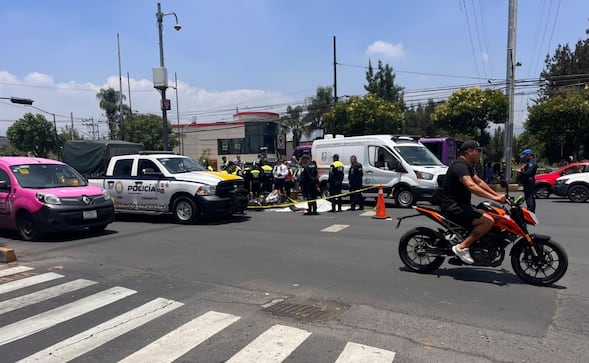 Por querer huir de un reten, motociclista se impacta con un Metrobús perdiendo la vida 