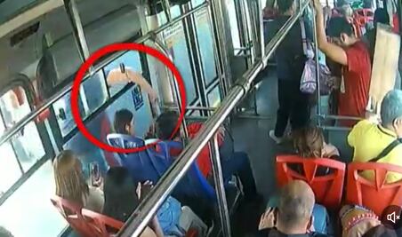 VIDEO: Robo exprés alerta a usuarios del Mexibús, le roban el celular a pasajeros en segundos 