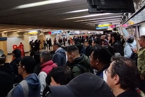 Línea 2 del Metro CDMX colapsa este lunes: Reportan retrasos, trenes detenidos y estaciones saturadas