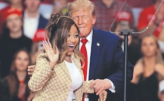 ¡Trump le echa el ojo por atrás a Nicki Minaj! Elogia sus curvas en pleno mitin