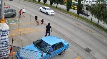 VIDEO VIRAL: Héroe sin capa salva a niña de ser atropellada y se genera debate, en Puebla